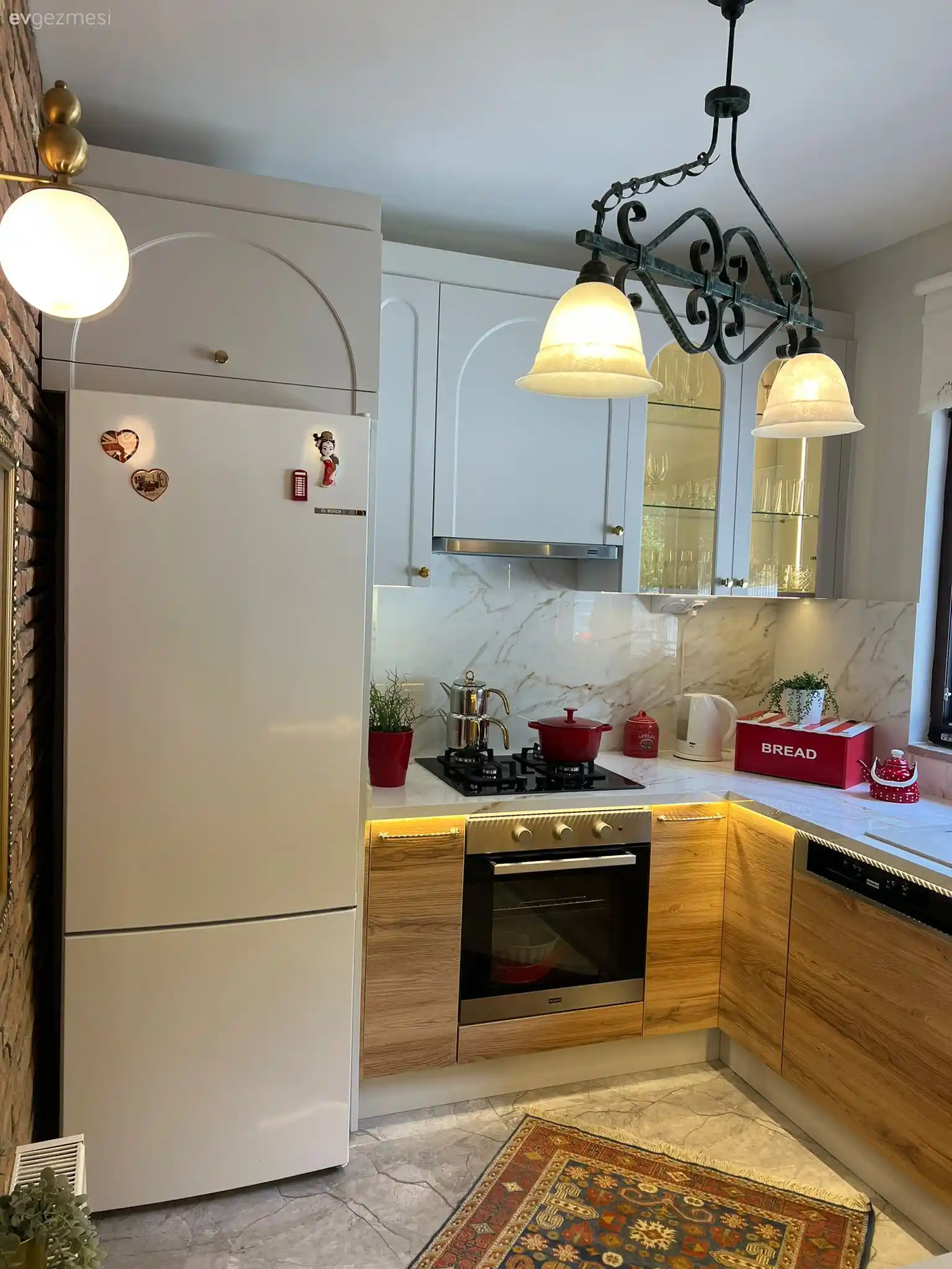 Küçük Mutfaklar İçin İşlevsel ve Şık Aksesuar Seçenekleri ve Dekorasyon İpuçları