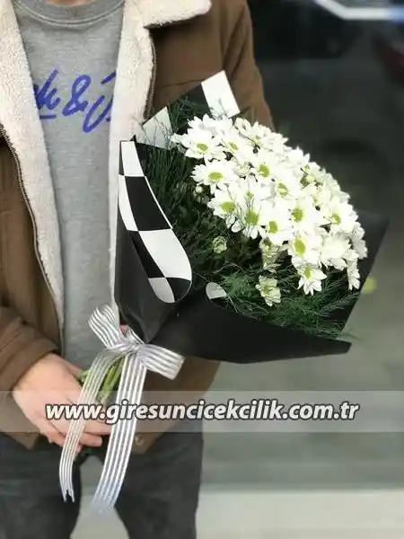 Küçük Papatya Buketleri ile Doğal ve Şık Dekorasyon Fikirleri