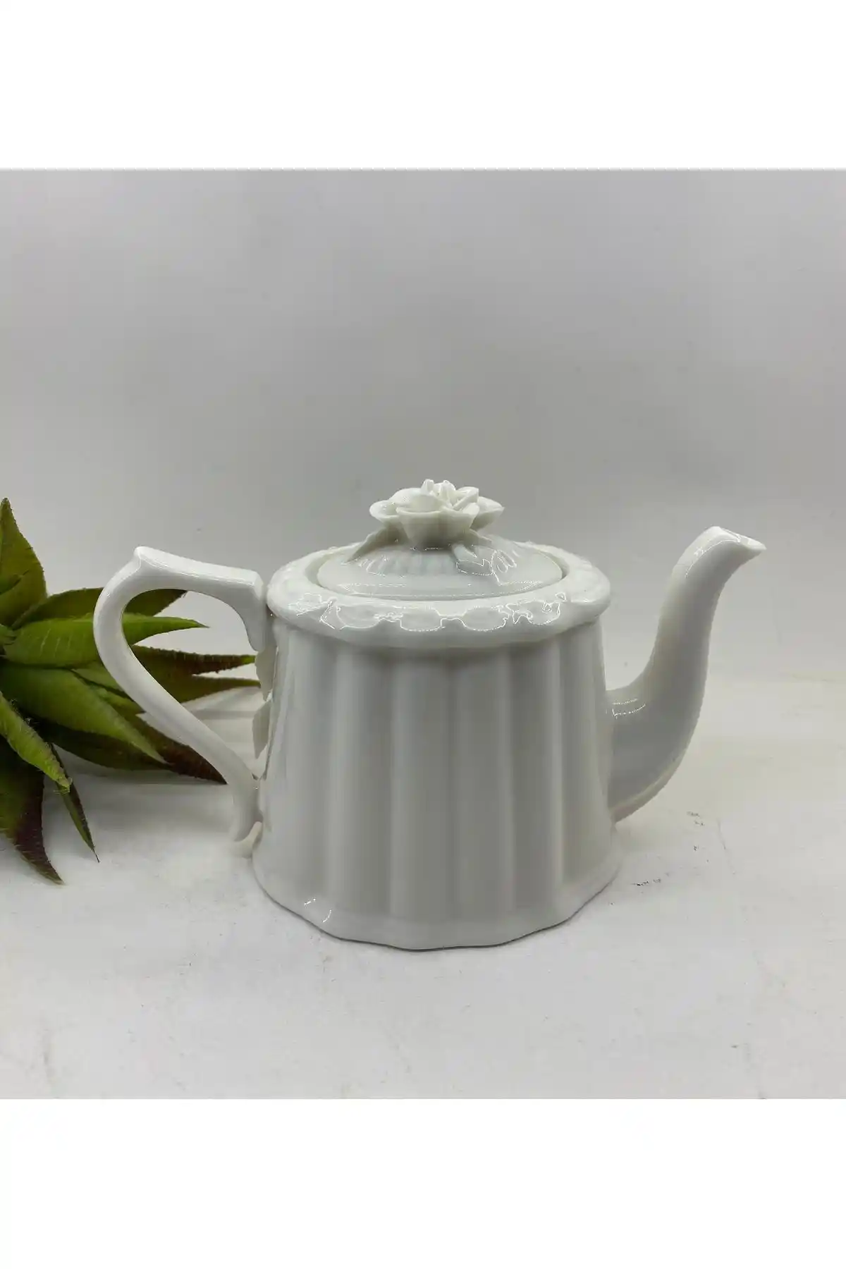 Küçük Porselen Demliklerle Zarif ve Fonksiyonel Ev Dekorasyonu Yaratın