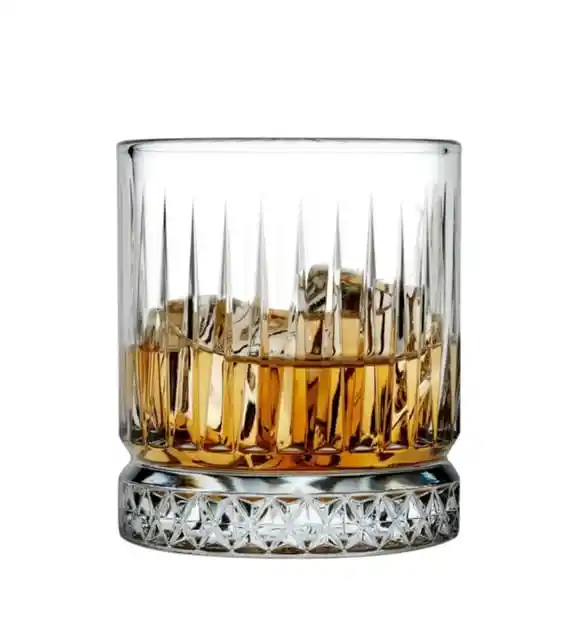 Küçük Viski Bardağı Dekorasyonda Şıklık ve Çok Yönlülük Sunan Modern Bir Aksesuar