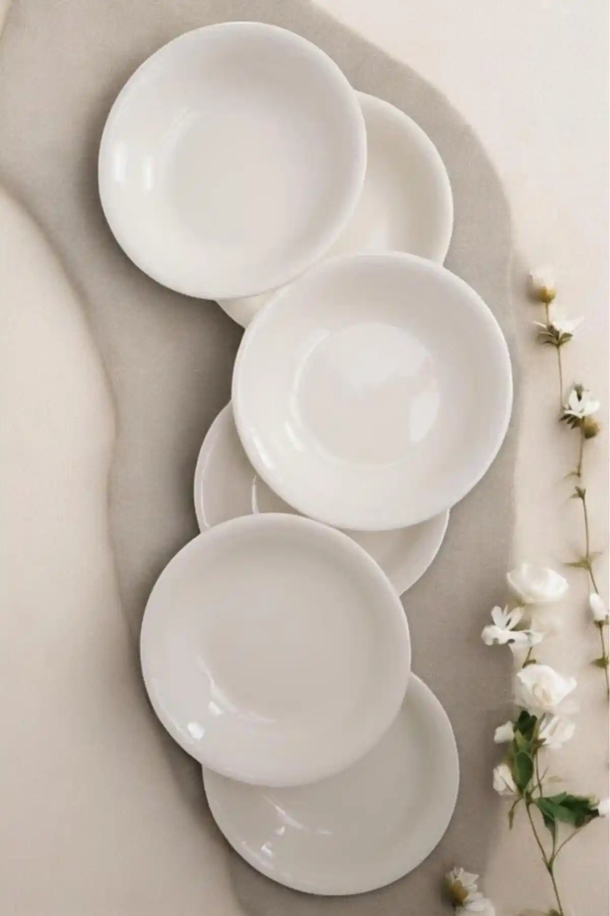 Küçük Yemek Tabağının Dekorasyondaki Rolü ve Estetik Kullanım İpuçları