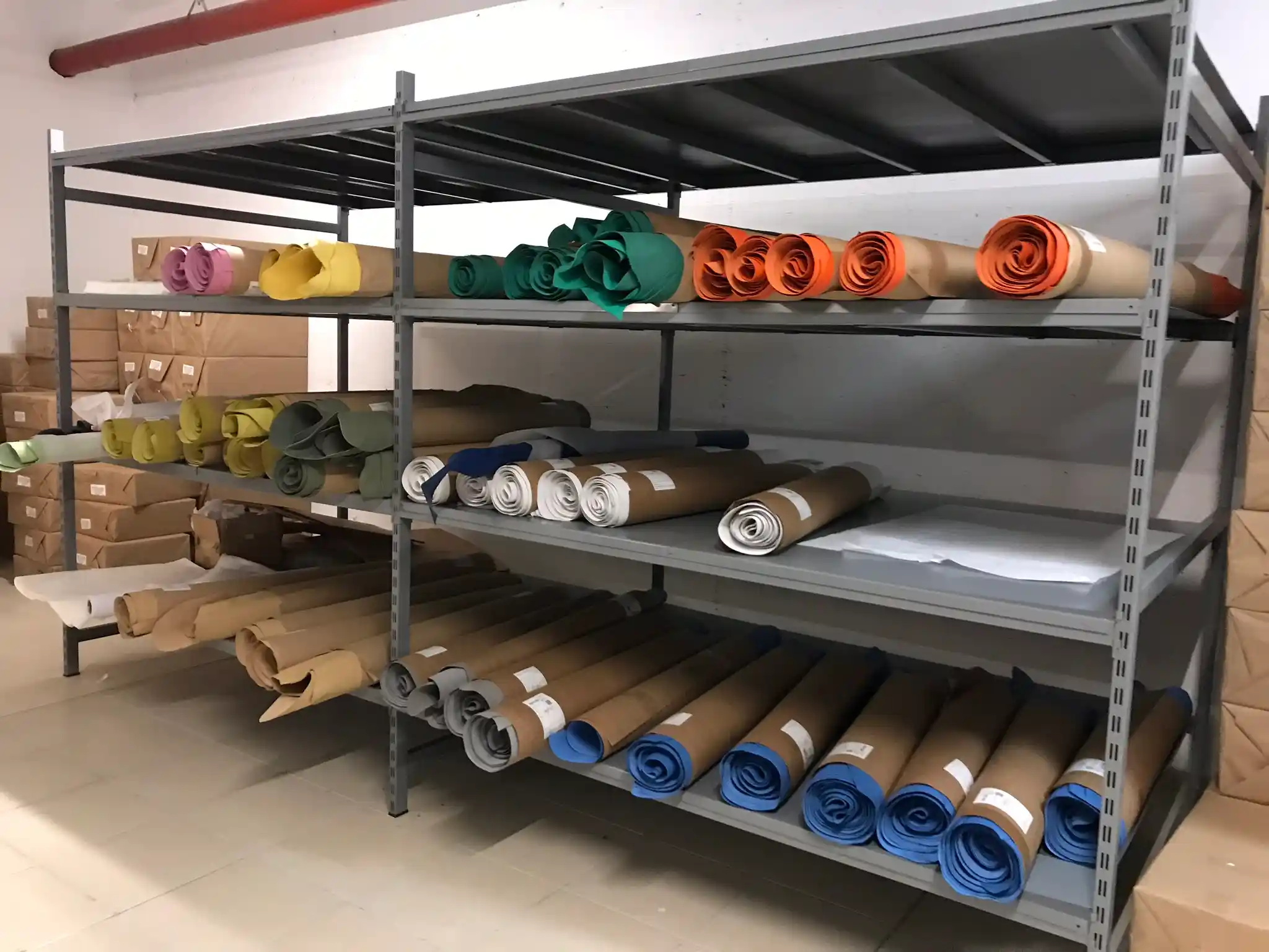 Kumaş Rafları ile Dekorasyonda Şıklık ve Fonksiyonellik Sunan Modern Çözümler