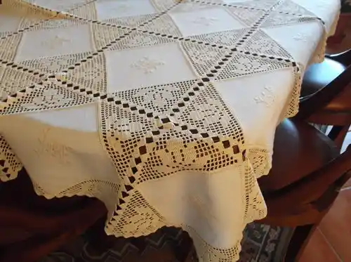 Kumaş Üzerine Dantel Masa Örtüleri: Şıklık ve Zarafetin Modern Yansıması