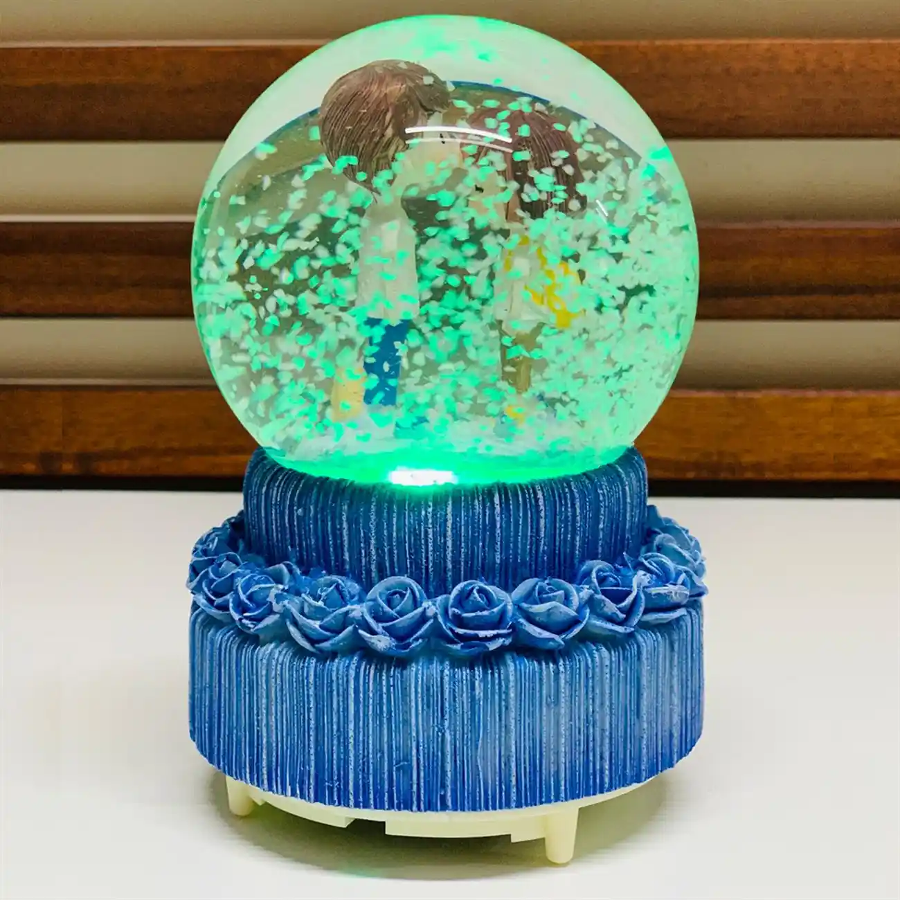 Kurmalı Kar Küresi Dekorasyonuyla Zarafet ve Nostaljiyi Bir Arada Yakalayın