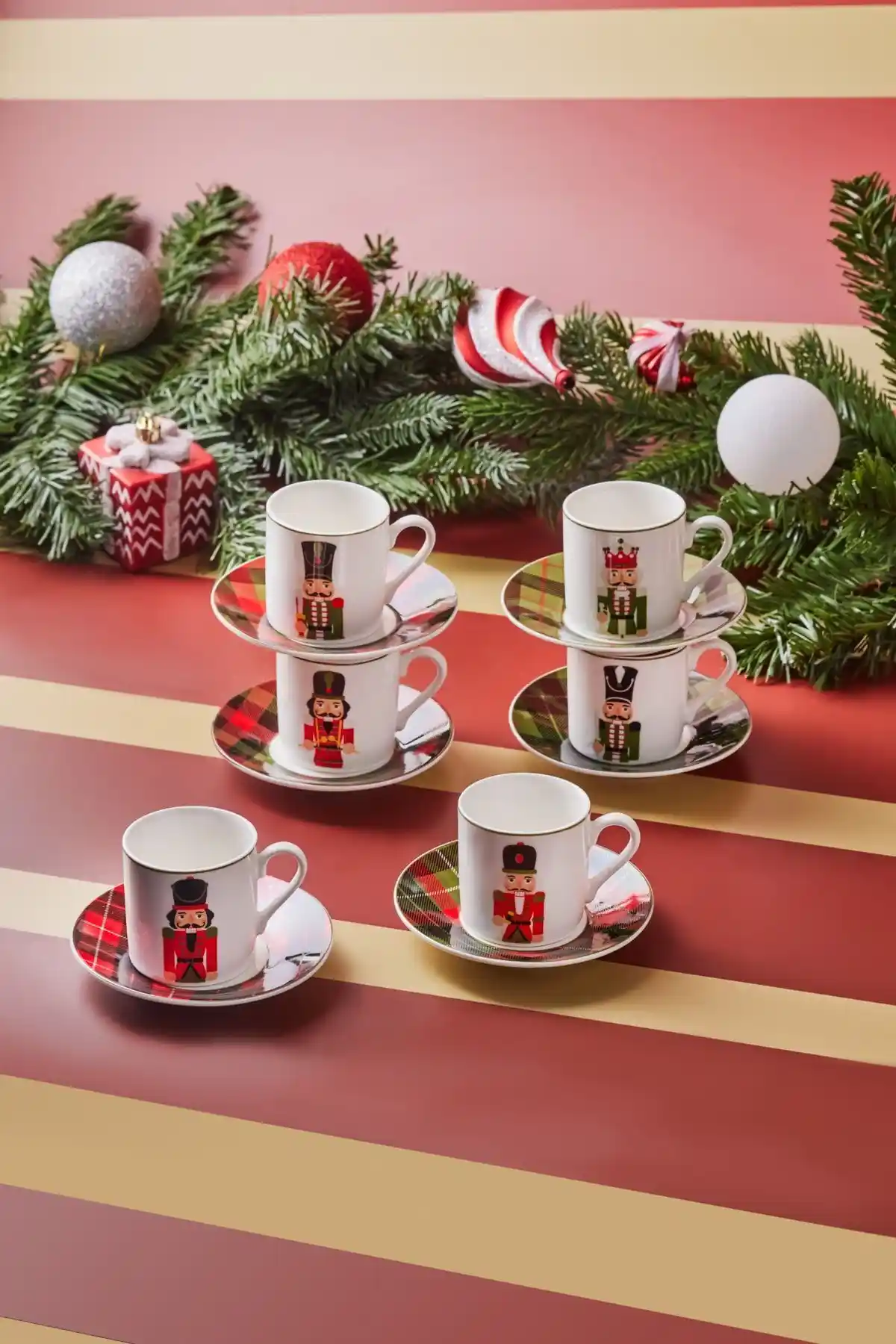 Kurşun Asker Fincanları: Vintage ve Nostaljik Dekorasyon İçin Özgün Parçalar