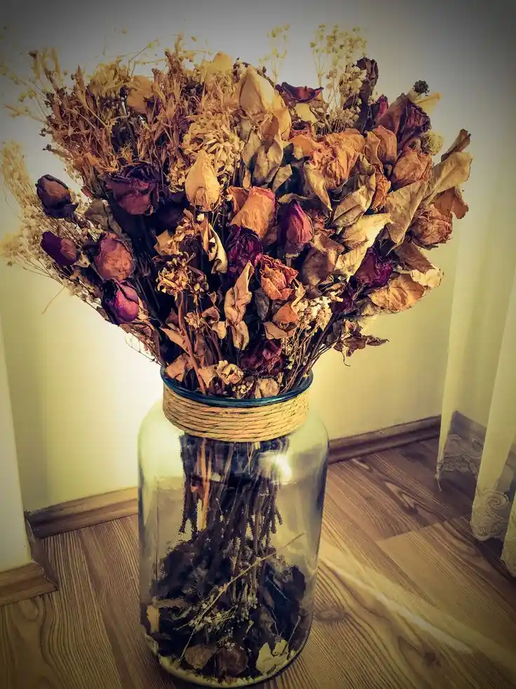 Kurutulmuş Gül Dekorasyonu ile Doğal ve Zarif Bir Ev Atmosferi Yaratma Rehberi