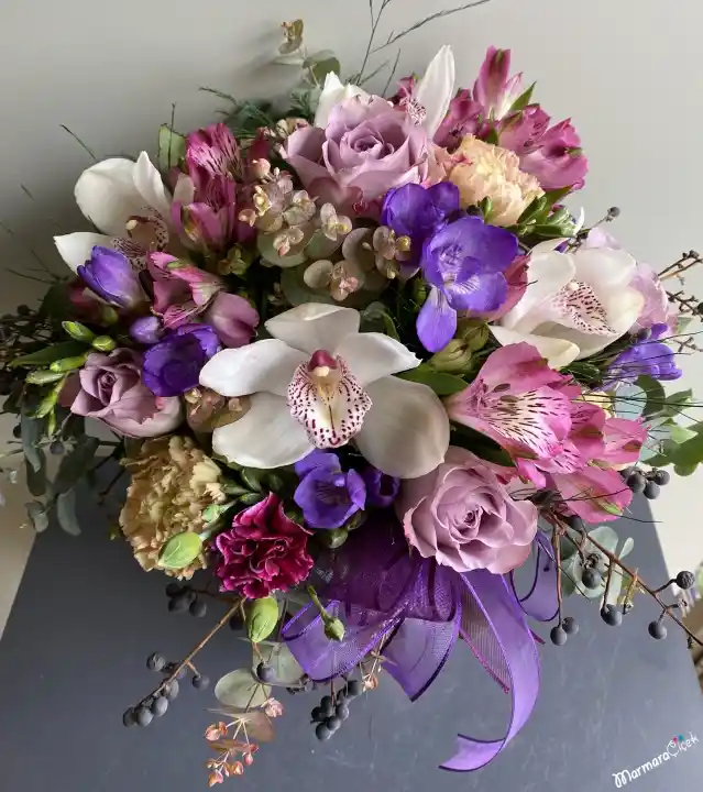 Kutlama Çiçekleri: Dekorasyonda Anlam ve Estetiğin Buluşması