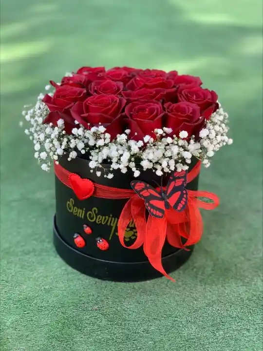 Kutuda Çiçekler Dekorasyonda Şıklık ve Anlamın Buluşması