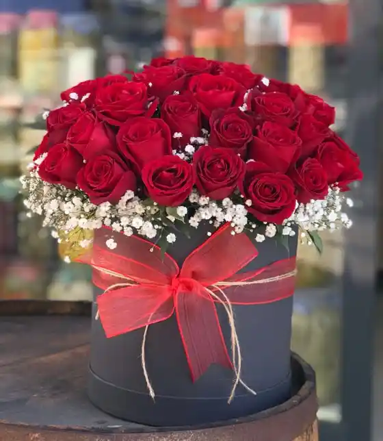 Kutuda Kırmızı Gül Dekorasyonunda Zarafet ve Romantizmin Simgesi