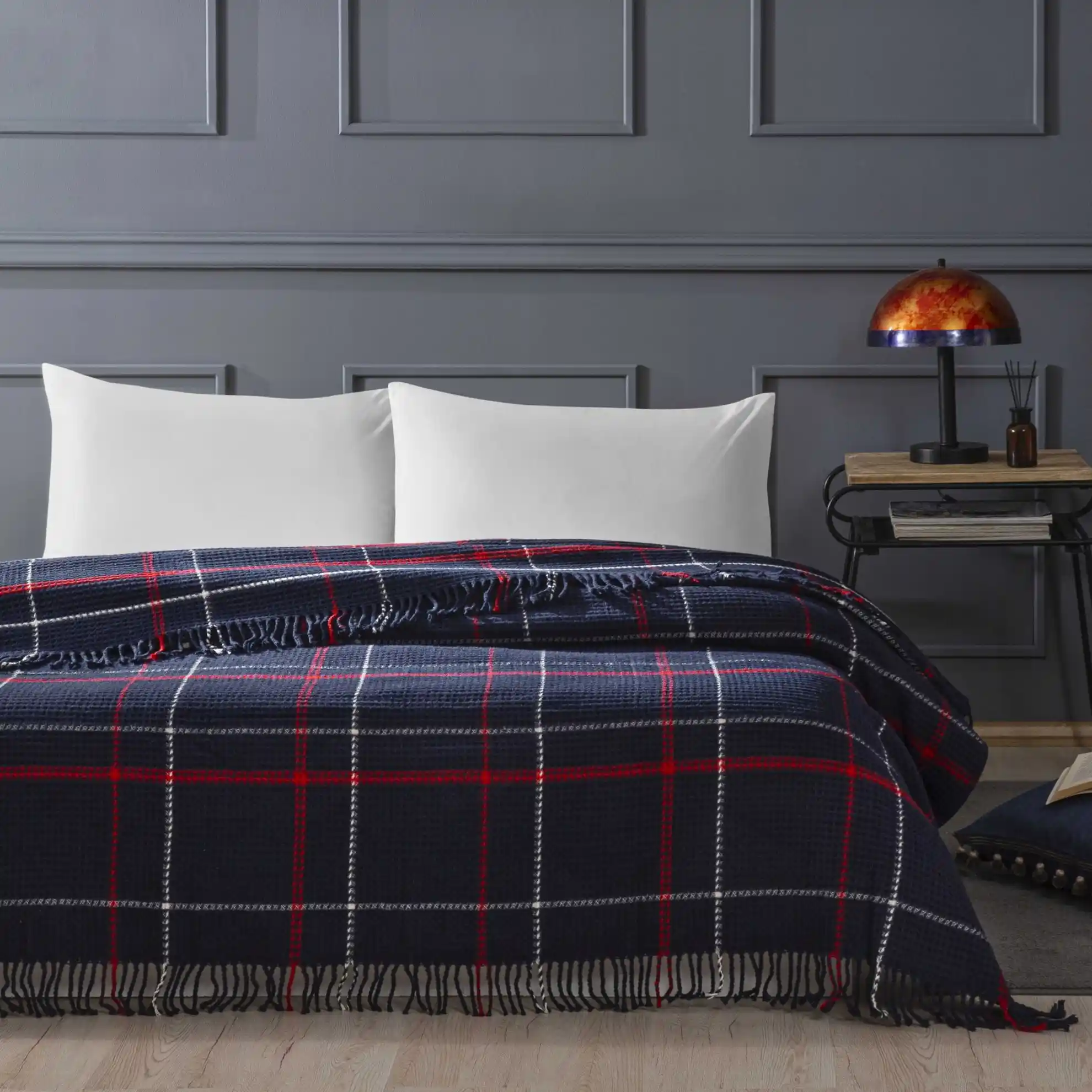 Lacivert Battaniye ile Dekorasyonunuzu Şıklık ve Sıcaklıkla Zenginleştirin