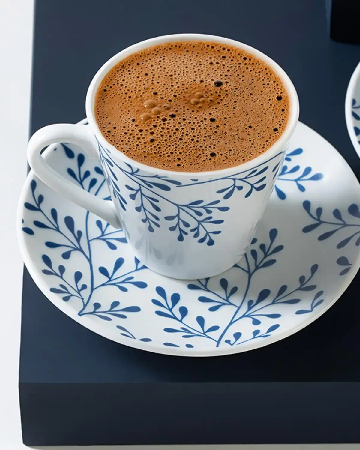 Lacivert Kahve Fincanları ile Dekorasyonda Şıklık ve Fonksiyonellik Sağlama