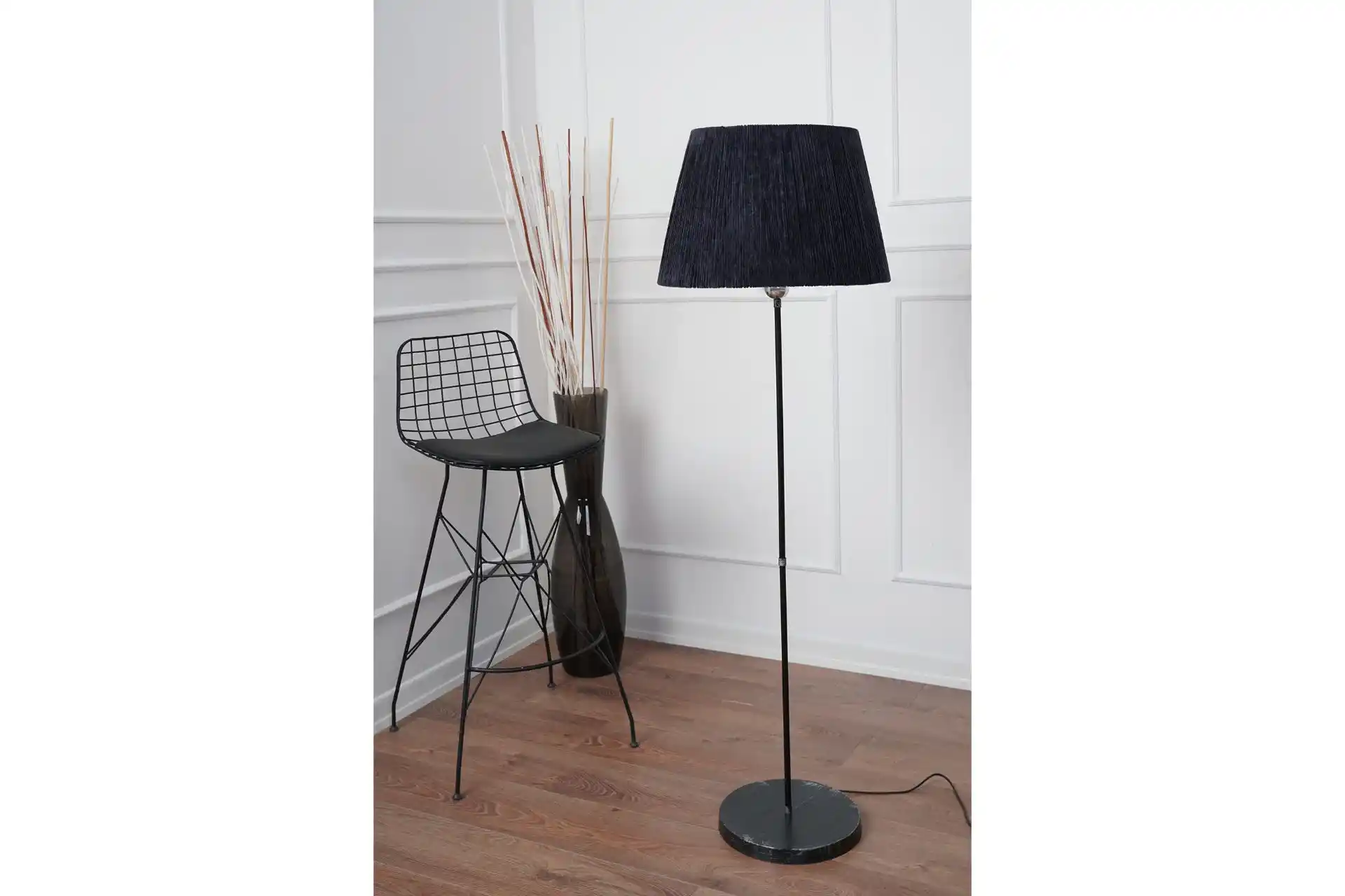 Lacivert Lambader ile Dekorasyonda Şıklık ve Zarafetin En Güzel Yolu