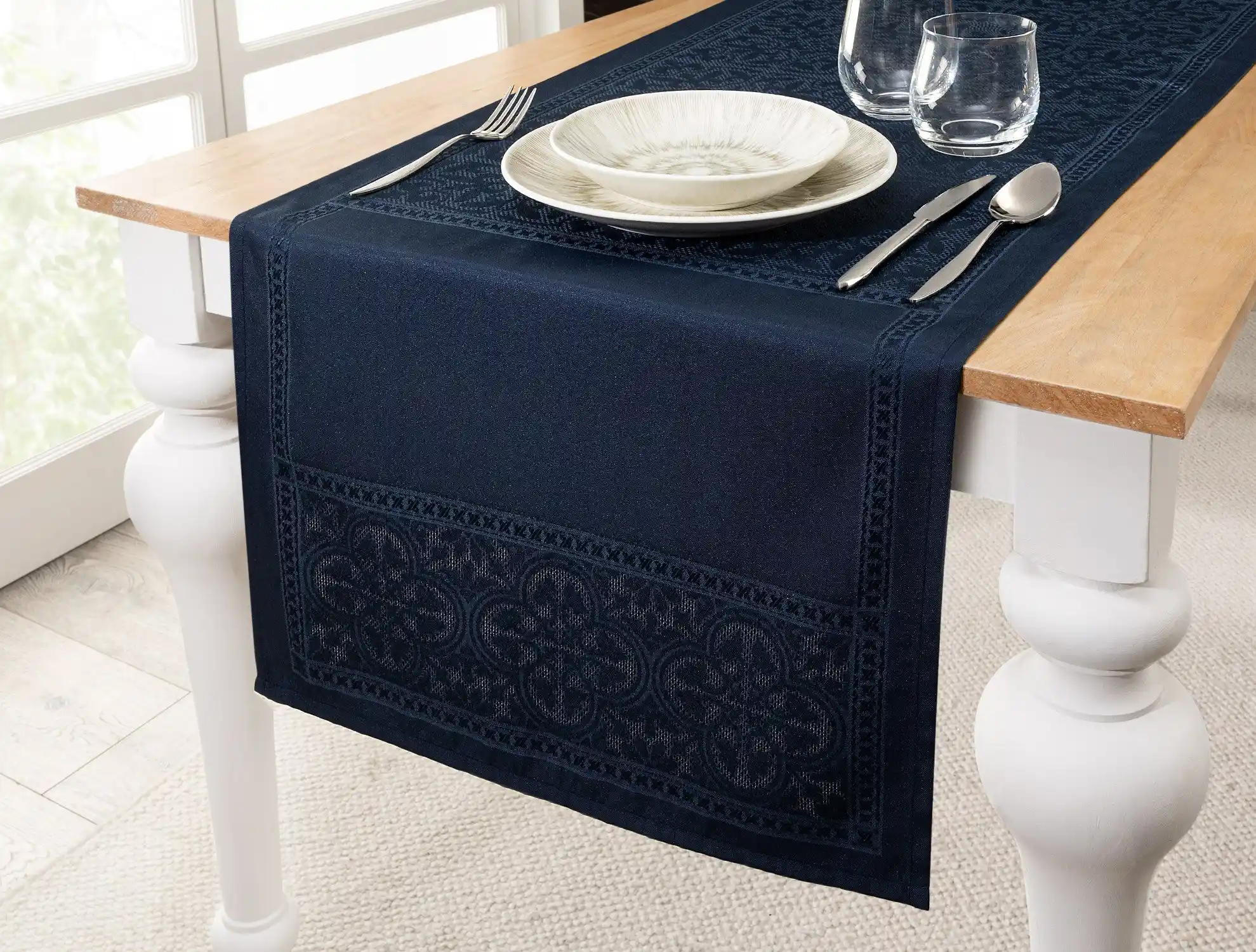 Lacivert Runner ile Dekorasyonda Şıklık ve Zarafetin Modern ve Klasik Birleşimi