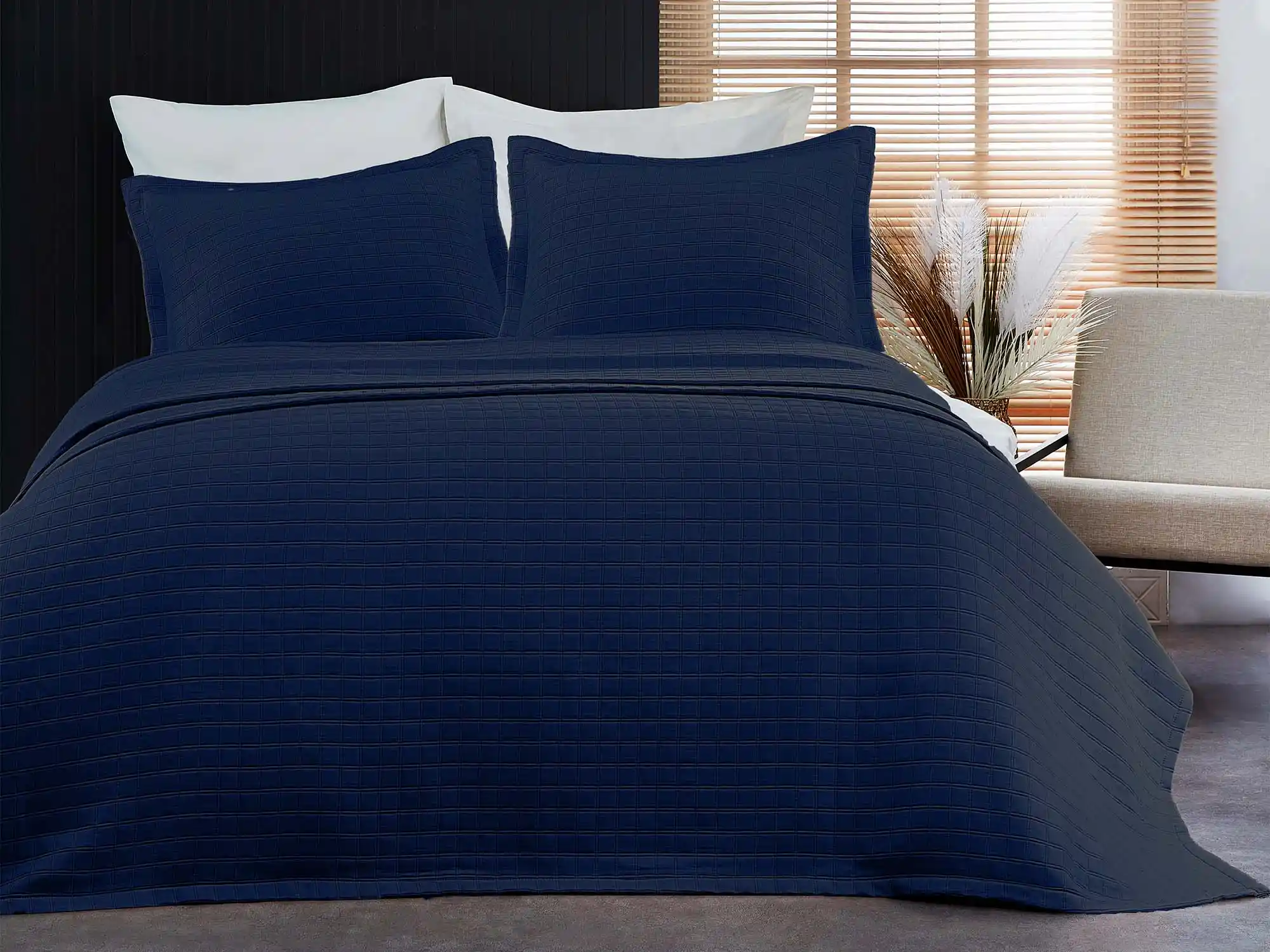 Lacivert Yatak Örtüsü ile Şıklık ve Huzur Yaratmanın Dekorasyon İpuçları