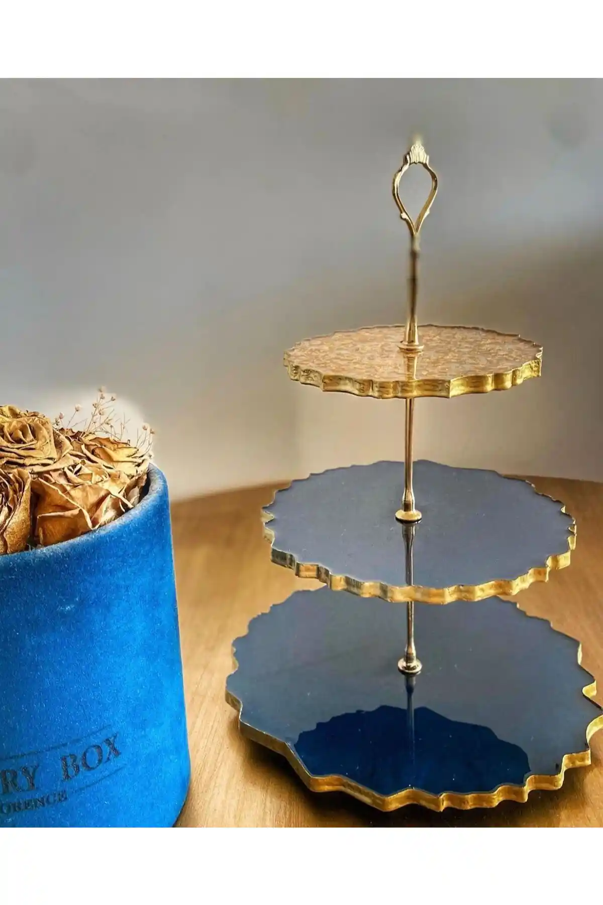 Lav Üç Katlı Sunumluklar: Estetik ve Fonksiyonellik ile Şık Sunumlar Yaratın