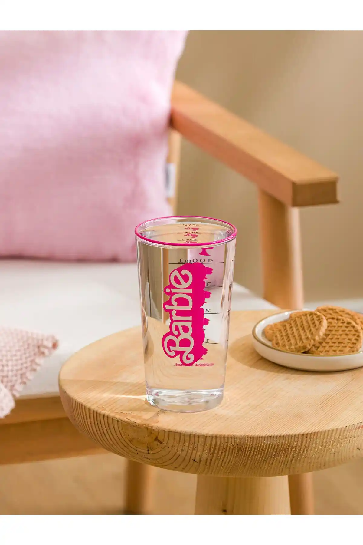 LC Waikiki Barbie Bardaklarıyla Ev Dekorasyonunu Canlandıran Renkli Detaylar