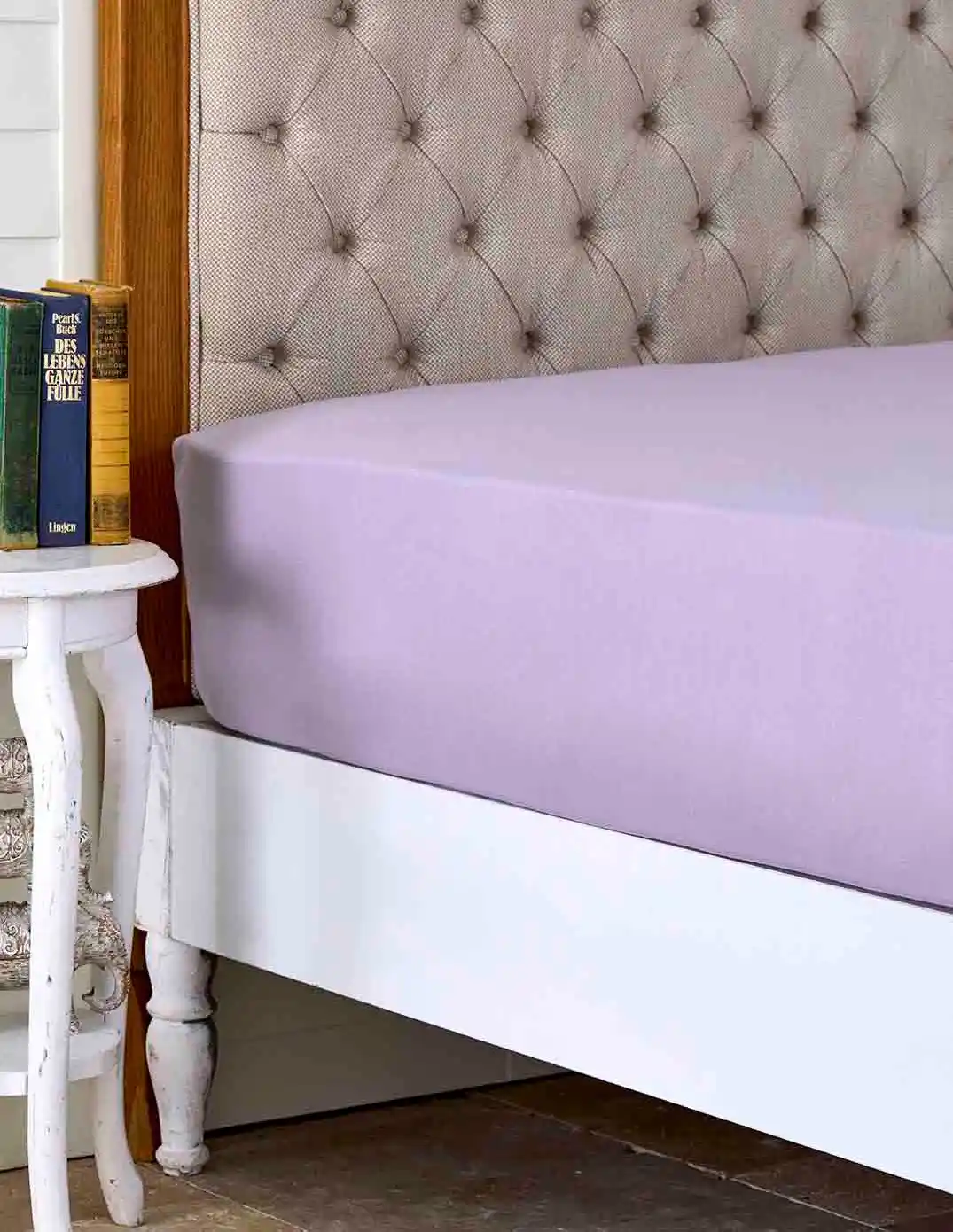 Lila Renkli Çift Kişilik Lastikli Çarşaf ile Modern ve Şık Yatak Odası Dekorasyonu