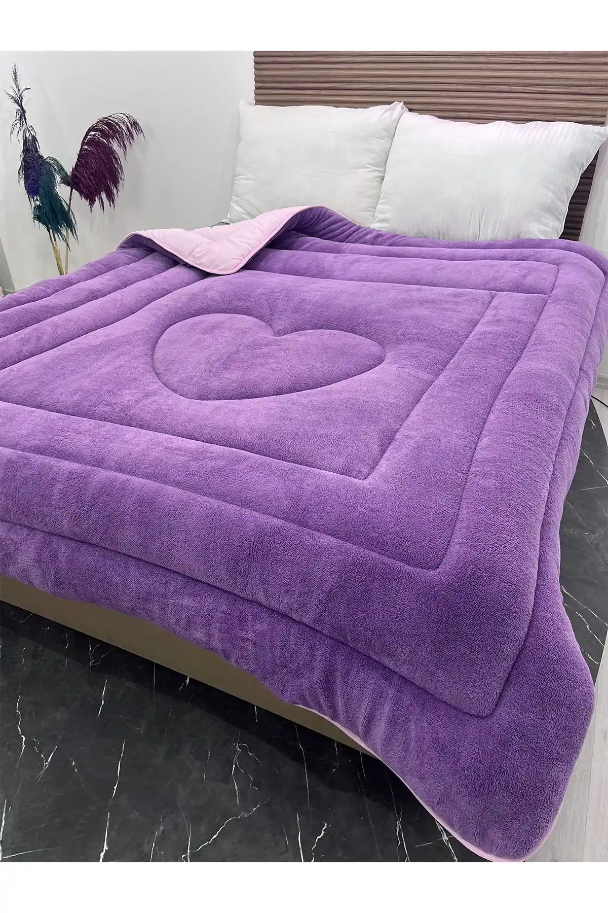 Lila Yün Yorgan ile Dekorasyonunuza Zarif ve Sıcak Bir Dokunuş Katın