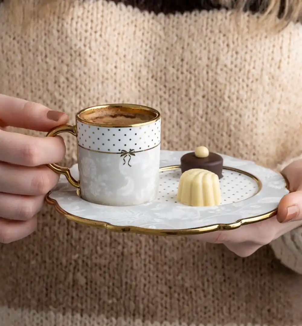 Lüks Kahve Fincanlarıyla Dekorasyonda Zarafet ve Şıklık Yaratma Rehberi