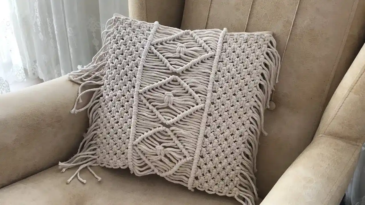 Makrome Yastık ile Dekorasyonda Özgünlük ve Sıcaklık Yaratmanın Yolları