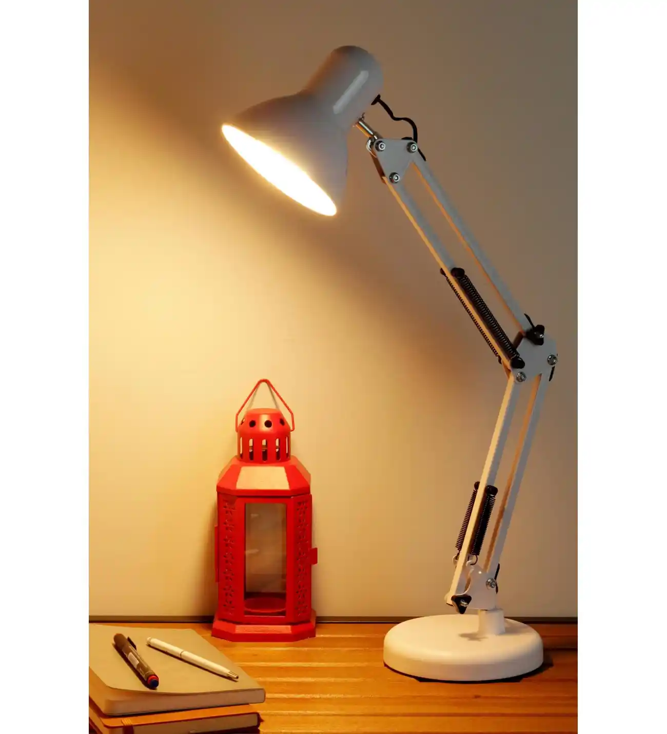 Masa Lambası Seçimi ve Dekorasyonda Kullanımı: Mekanlara Şıklık Katmanın Yolları