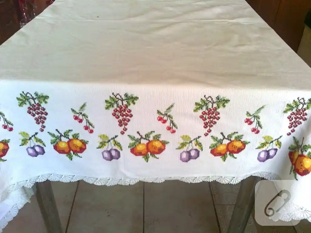 Masa Örtüsü İşleme Modelleri ile Dekorasyonunuza Şıklık Katmanın Yolları