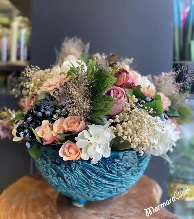 Masa Üstü Çiçek Dizaynı ile Dekorasyonun Zarif ve Doğal Dokunuşu