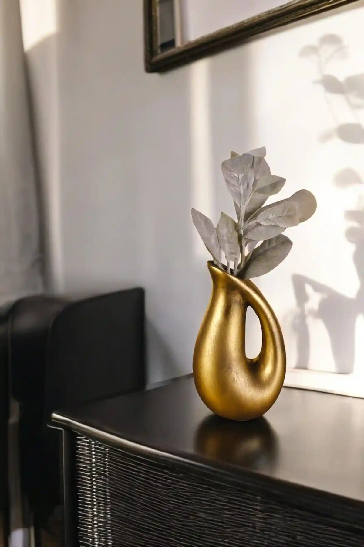 Masa Üstü Vazolar: Dekorasyonda Şıklık ve Ferahlık Sağlayan Detaylar