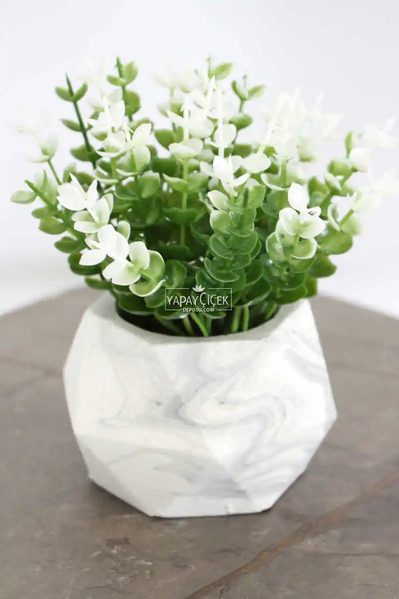 Masa Üstü Yapay Çiçek Modelleri ile Dekorasyonda Şıklık ve Doğallık Sağlama Rehberi