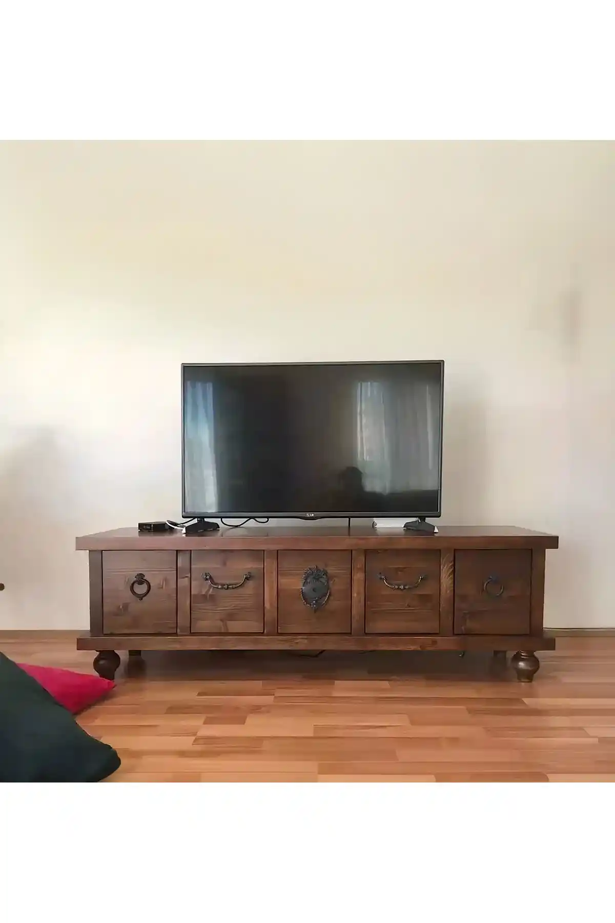 Masif Ahşap TV Ünitesi ile Dekorasyonunuza Zarif ve Sıcak Bir Dokunuş Katın