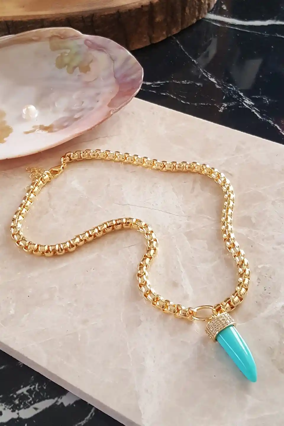 Mavi Uçlu Kolye ile Dekorasyonda Şıklık ve Doğallık Yaratmanın Yolları