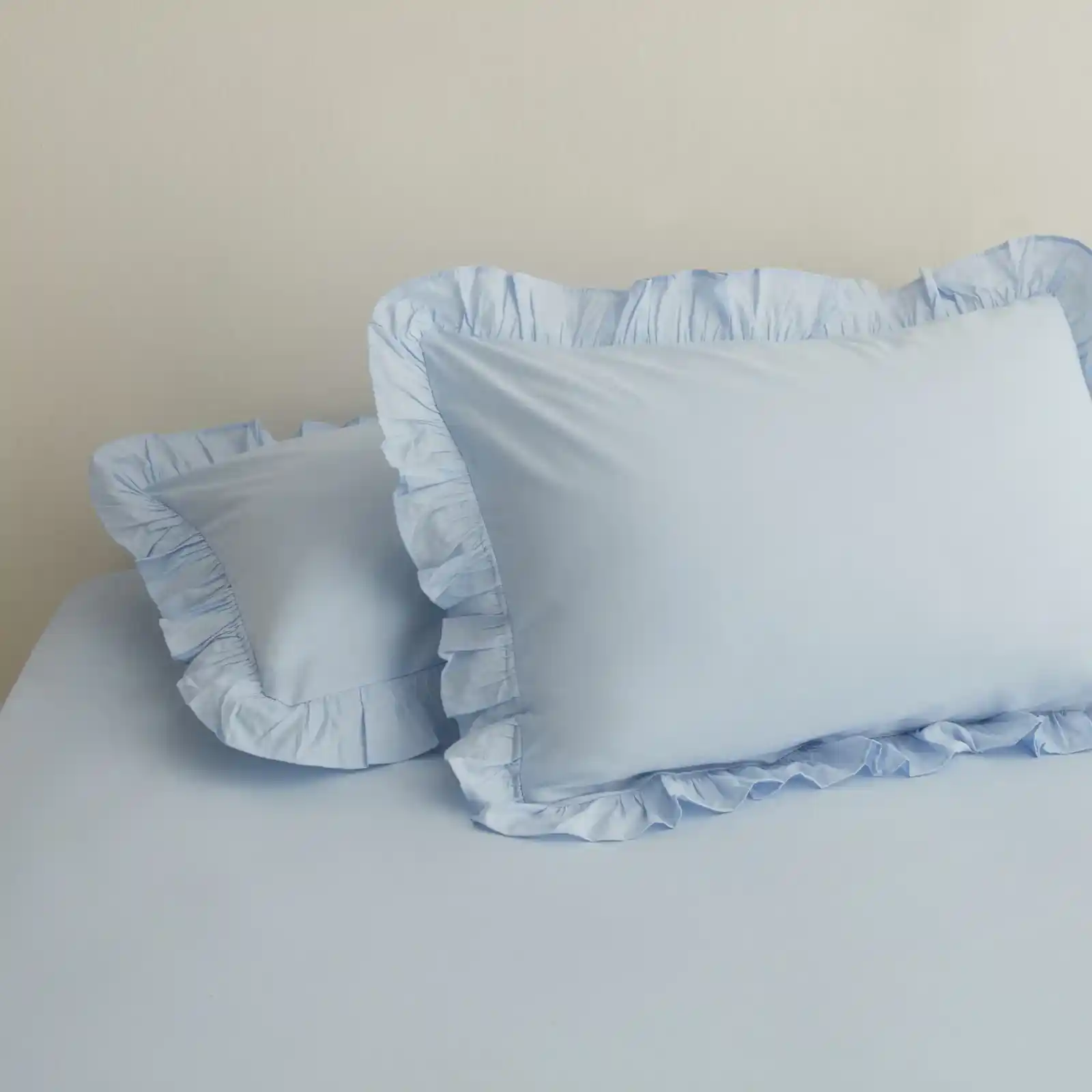 Mavi Yastıklarla Dekorasyonda Zarafet ve Huzur Yaratmanın Yolları