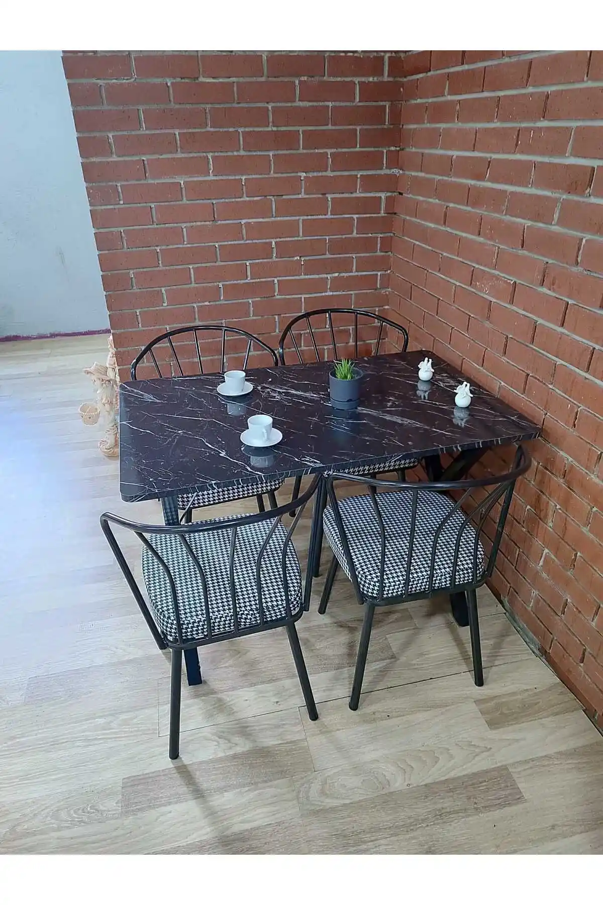 Mermer Balkon Masası ile Dekorasyonunuza Şıklık ve Dayanıklılık Katın