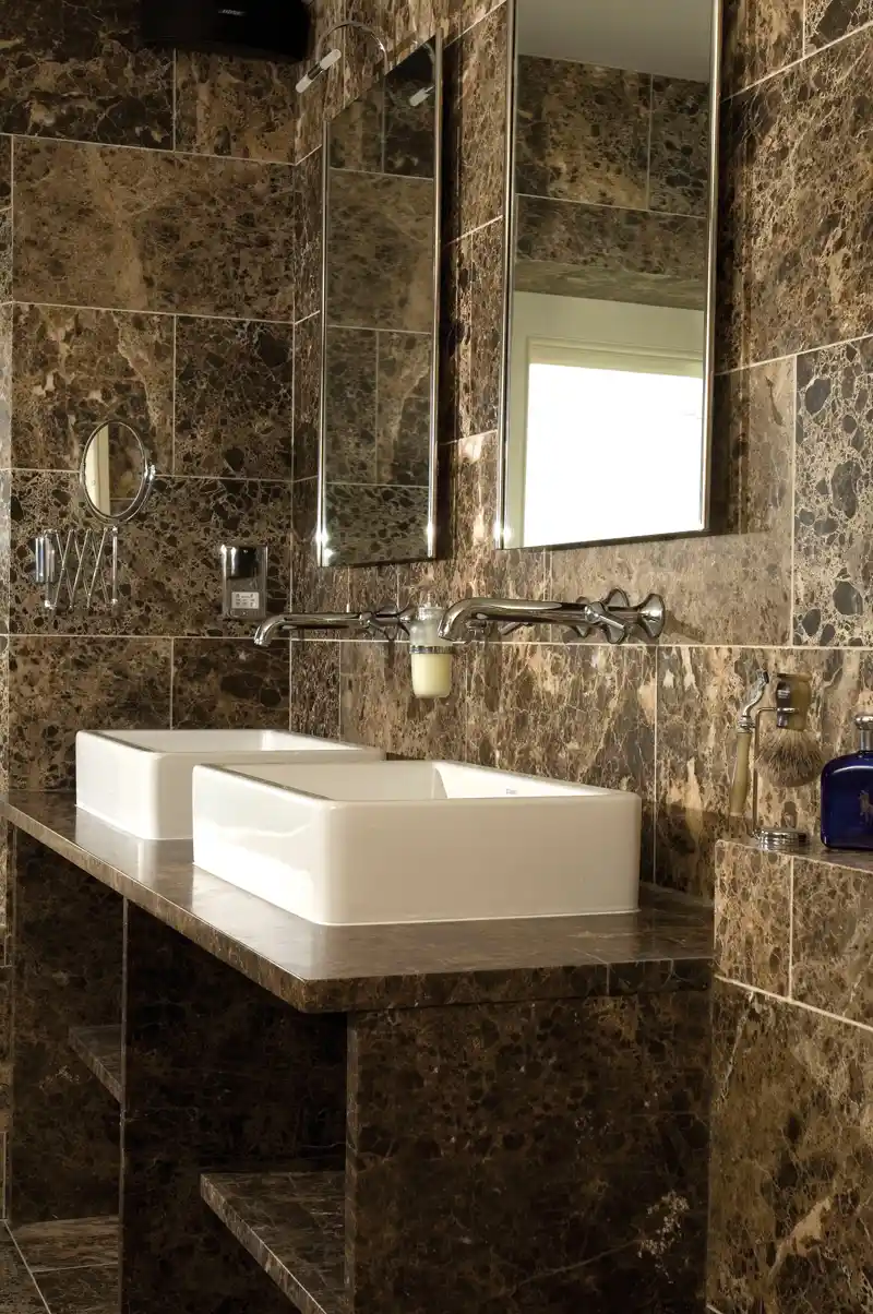 Mermer Banyo Dekorasyonu: Şıklık ve Dayanıklılığı Bir Arada Sunan Trend