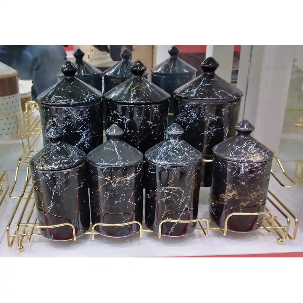 Mermer Desenli Baharatlıklar ile Mutfak Dekorasyonunda Zarafet ve İşlevsellik