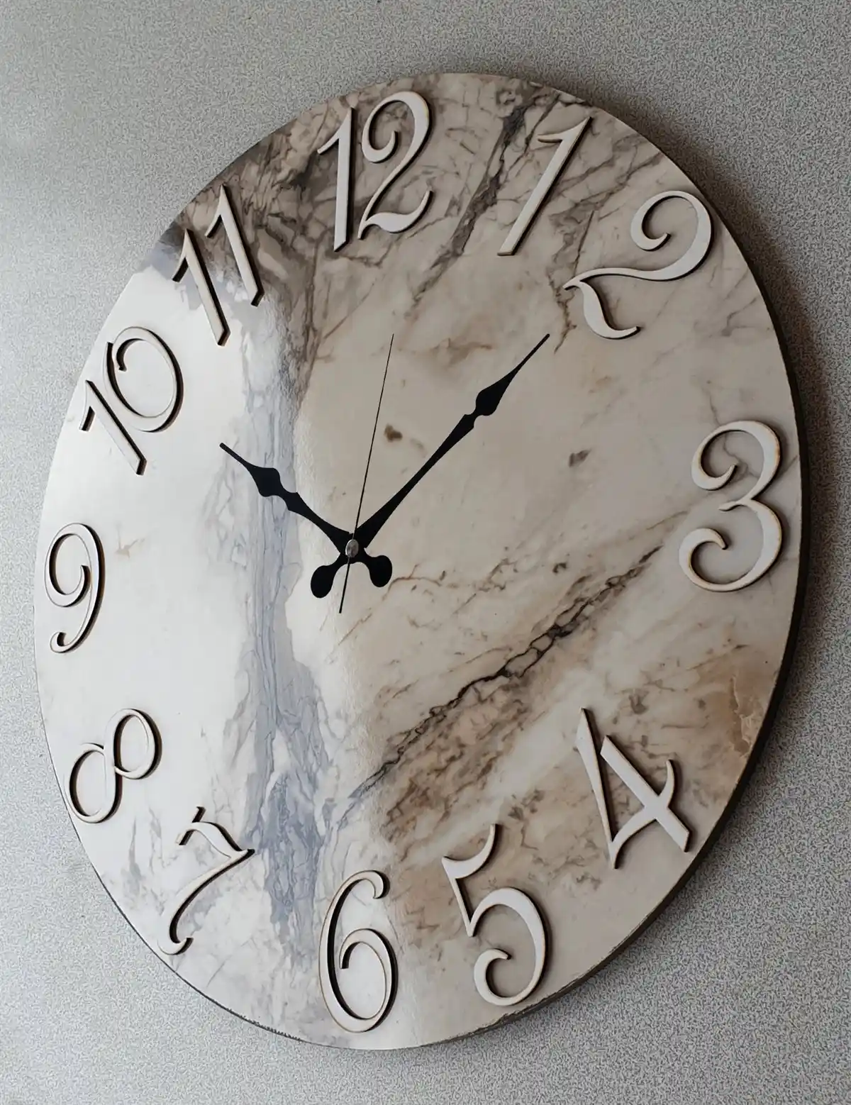 Mermer Duvar Saati ile Mekanlarınıza Zarafet Katmanın Yolları