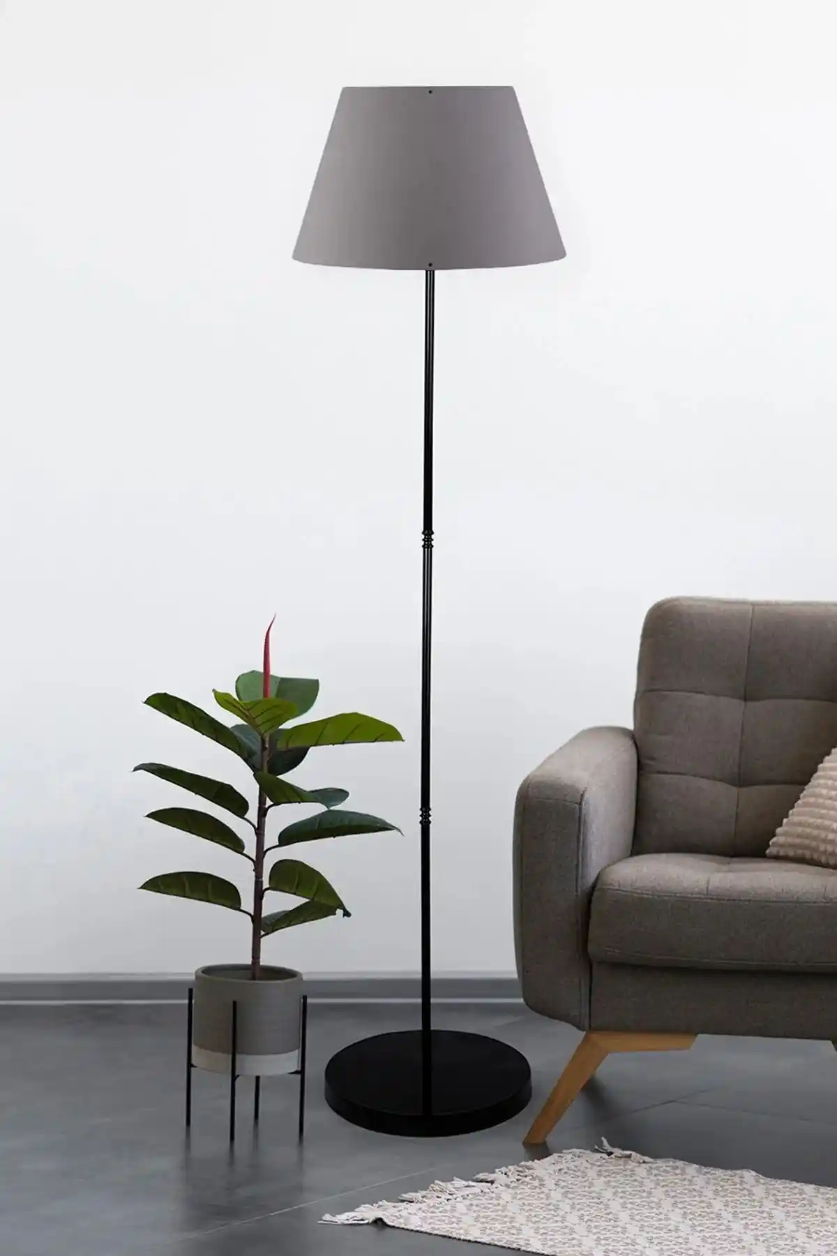 Metal Ayaklı Abajurlar ile Modern ve Şık Dekorasyon Çözümleri