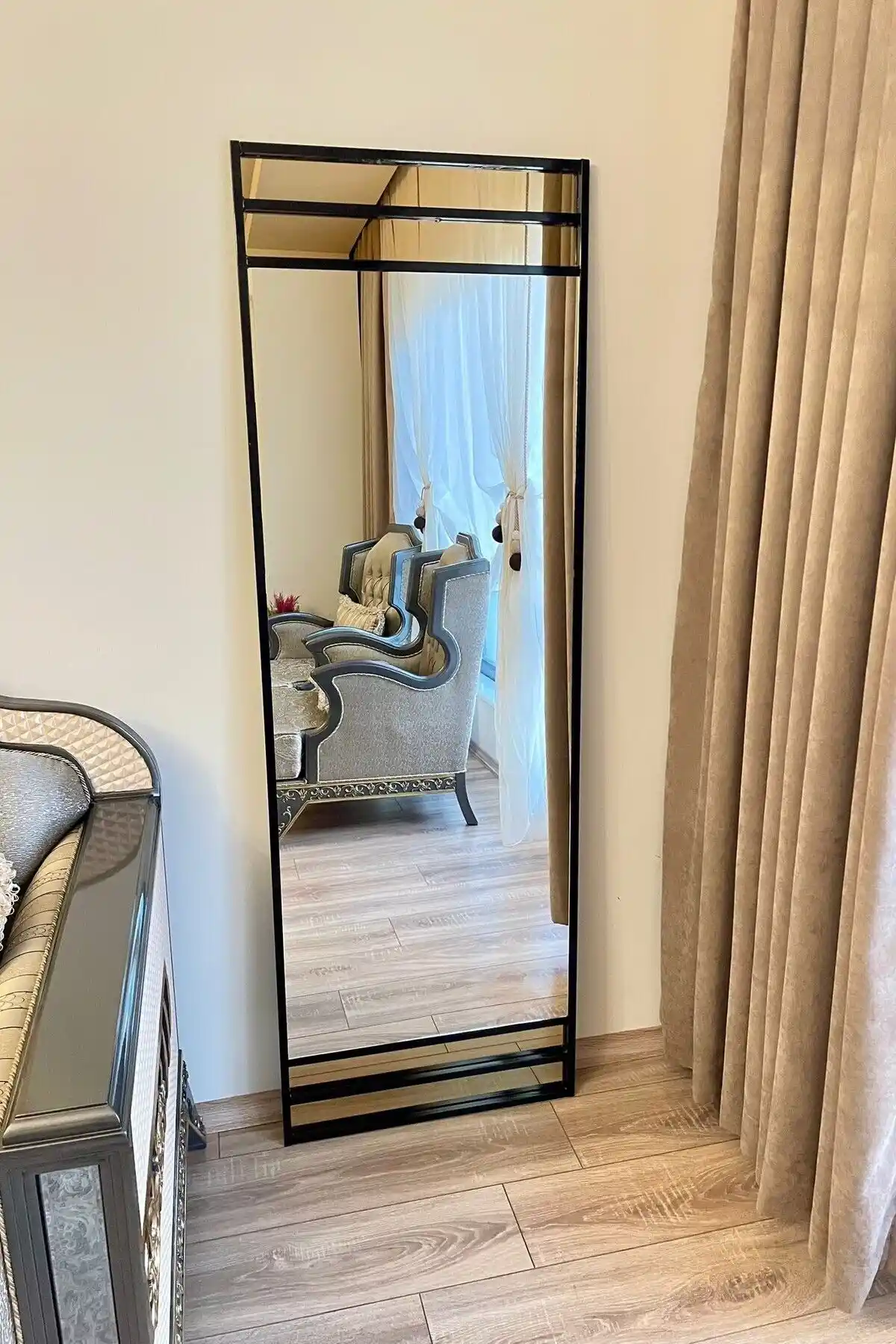 Metal Boy Aynası Dekorasyonda Şıklık ve Dayanıklılığı Bir Arada Sunar