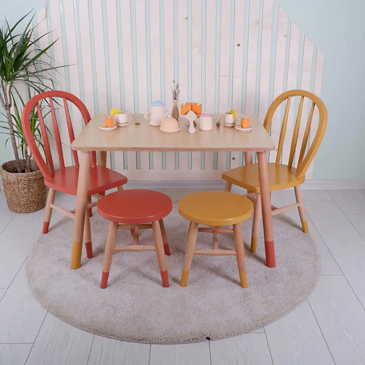 Montessori Ahşap Masa ve Sandalye Setleri: Doğal ve Eğitici Çocuk Mobilyaları