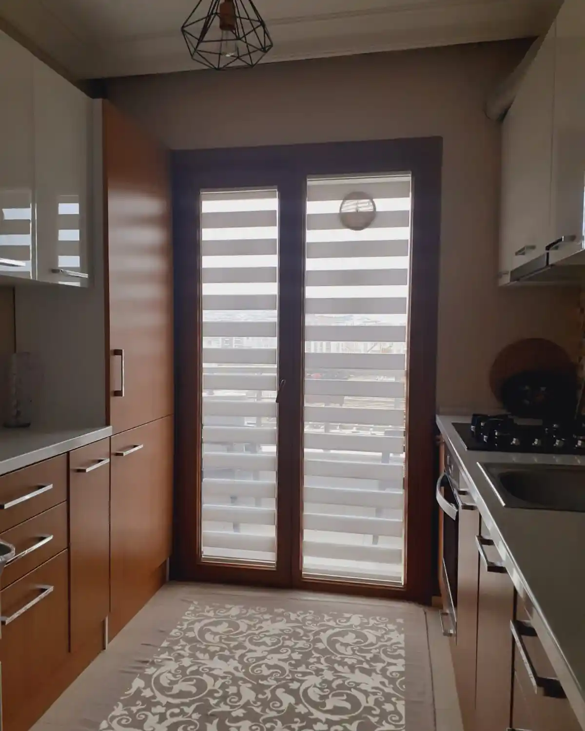 Mutfak Balkon Kapısı Perdesi Seçimi ve Dekorasyon İpuçları