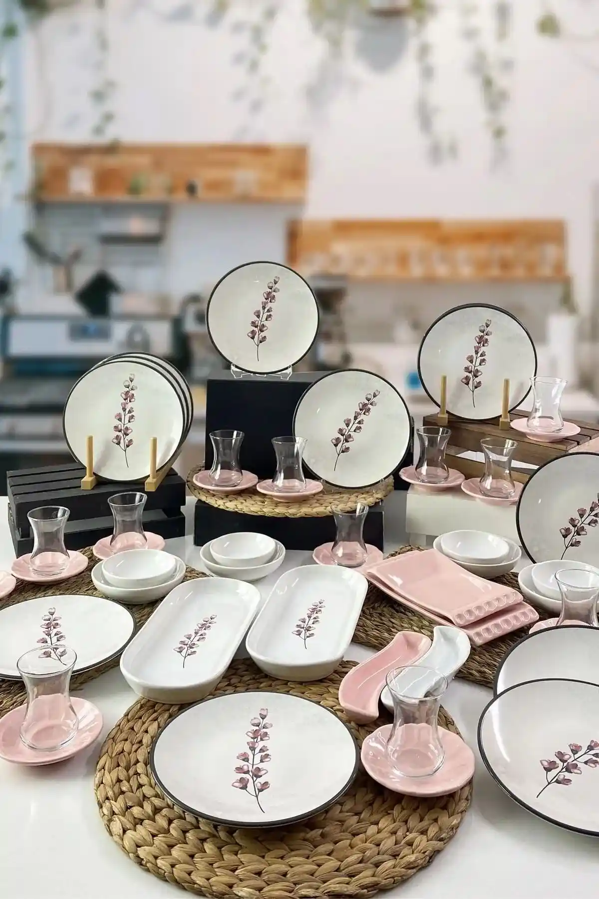 Pembe Çiçekli Kahvaltı Takımlarıyla Sofralarınıza Zarafet Katın ve Dekorasyonunuzu Tamamlayın