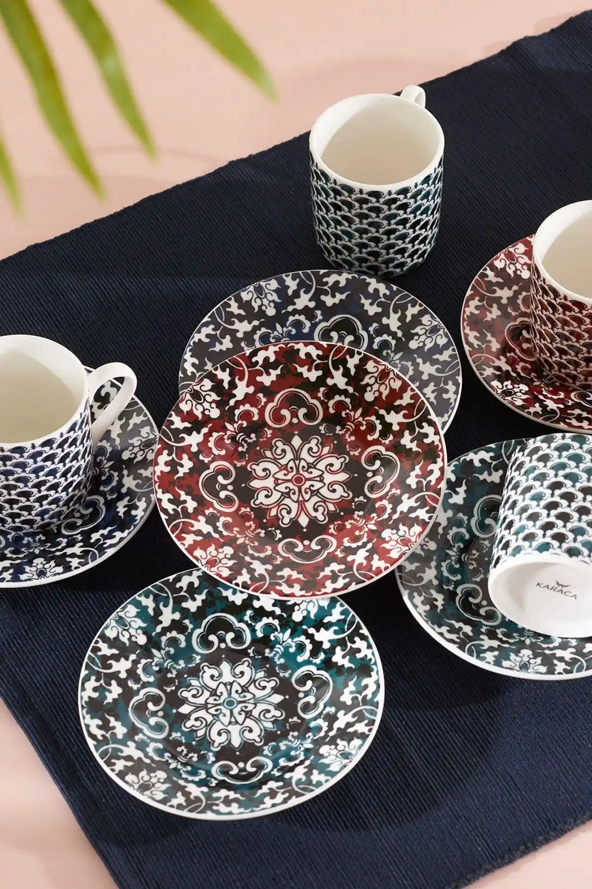 Renkli Karaca Kahve Fincanlarıyla Ev Dekorasyonunda Şıklık ve Fonksiyonellik