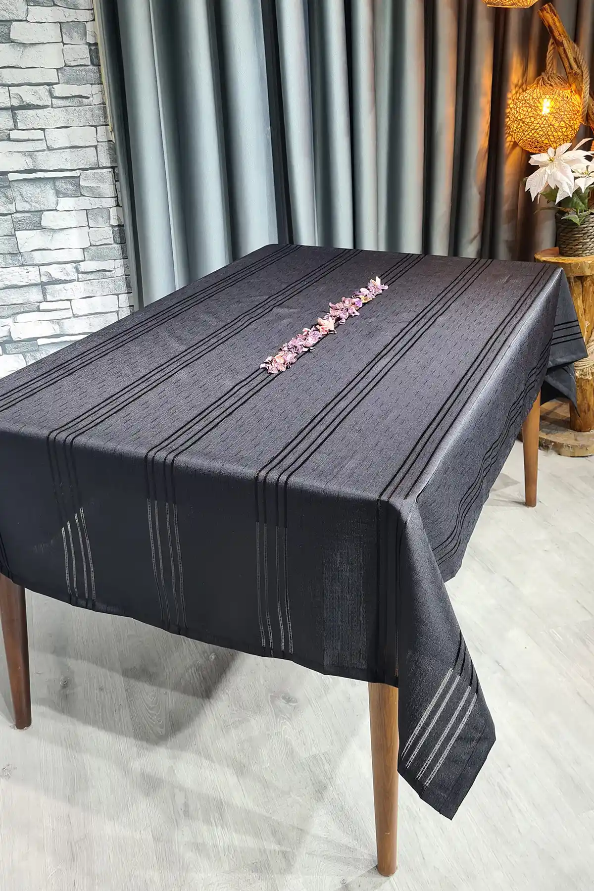 Siyah Masa Örtüsü ile Dekorasyonda Zarafet ve Şıklık Sağlama Rehberi