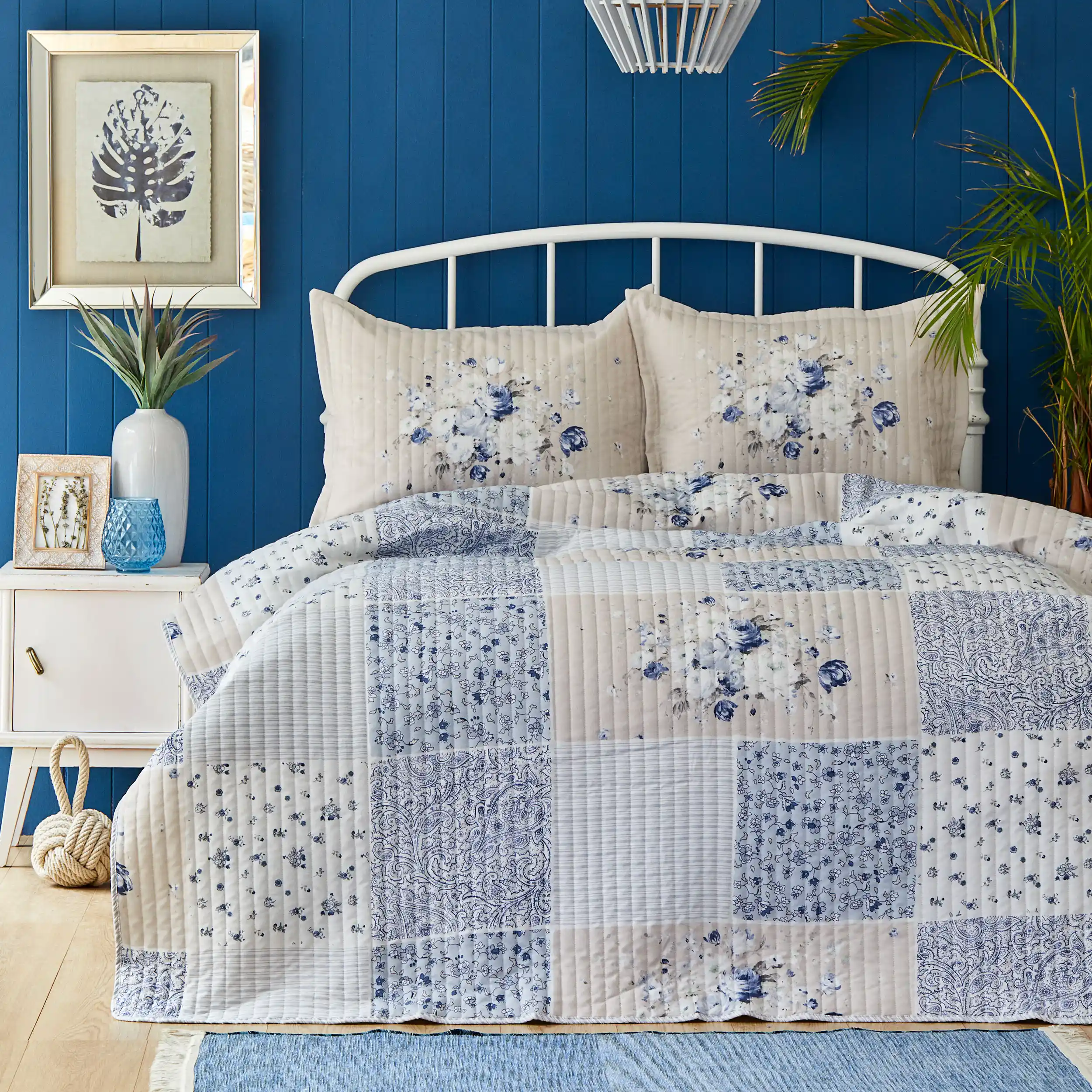 Yatak Odanız İçin Mavi Yatak Örtüsü Seçenekleri ve Dekorasyon İpuçları