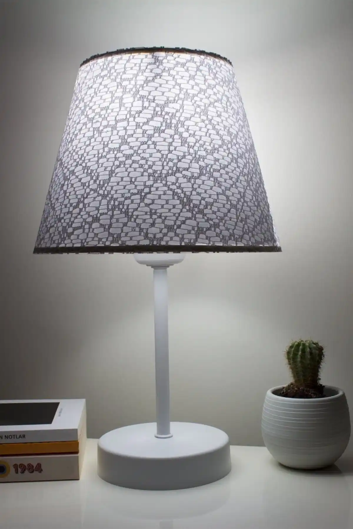 Yatak Odası Dekorasyonunda Abajur Seçimi ve Dekoratif Uyum İpuçları