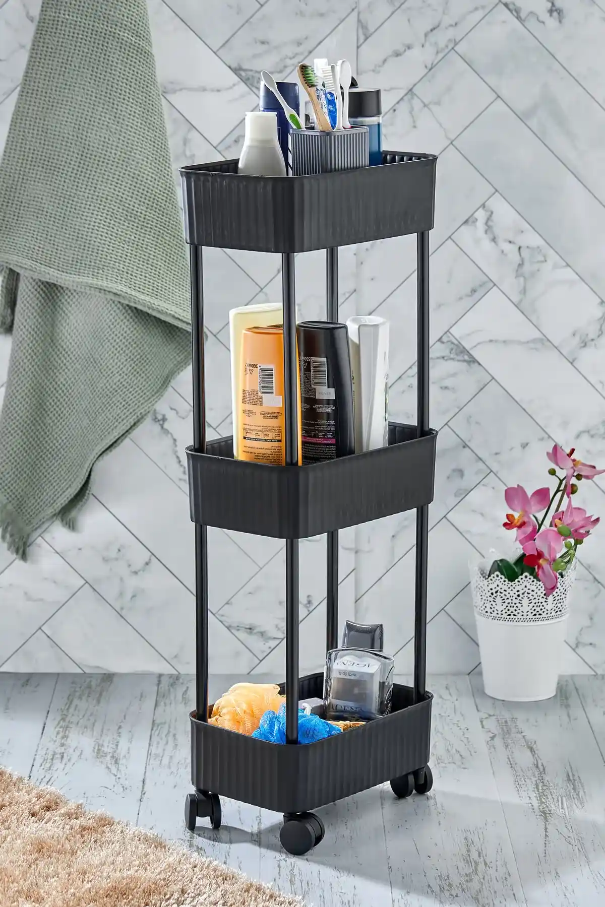 3 Katlı Banyoda Tekerlekli Raflar: Fonksiyonellik ve Estetik Birlikte Sunar