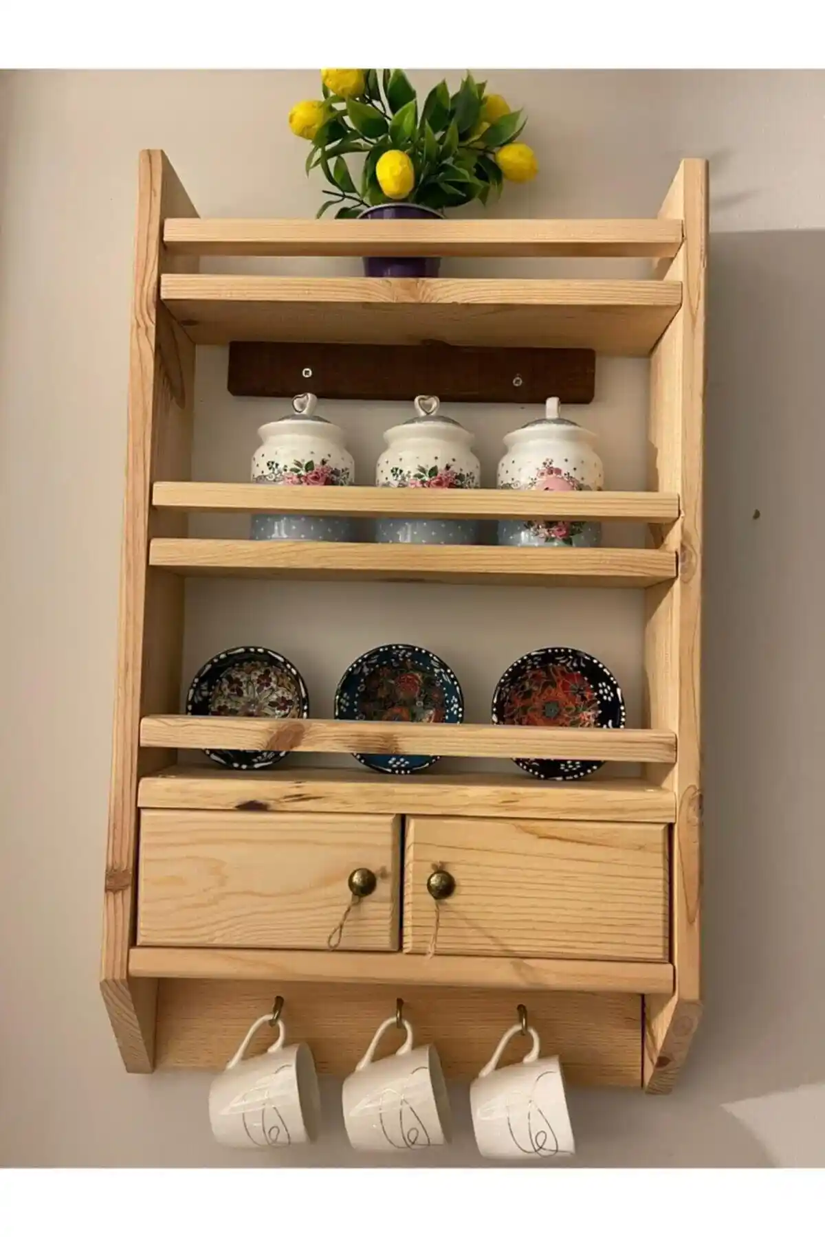 Ahşap Baharatlık ve Mutfak Rafları ile Doğal ve Şık Mutfak Dekorasyonu