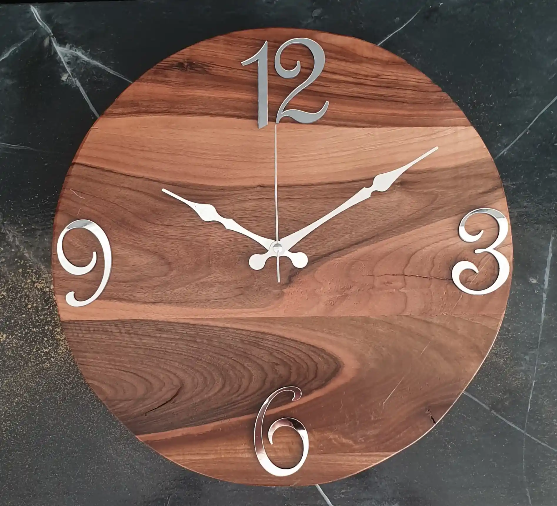 Ahşap Ceviz Duvar Saatleri: Estetik ve Dayanıklılığı Bir Arada Sunan Modeller