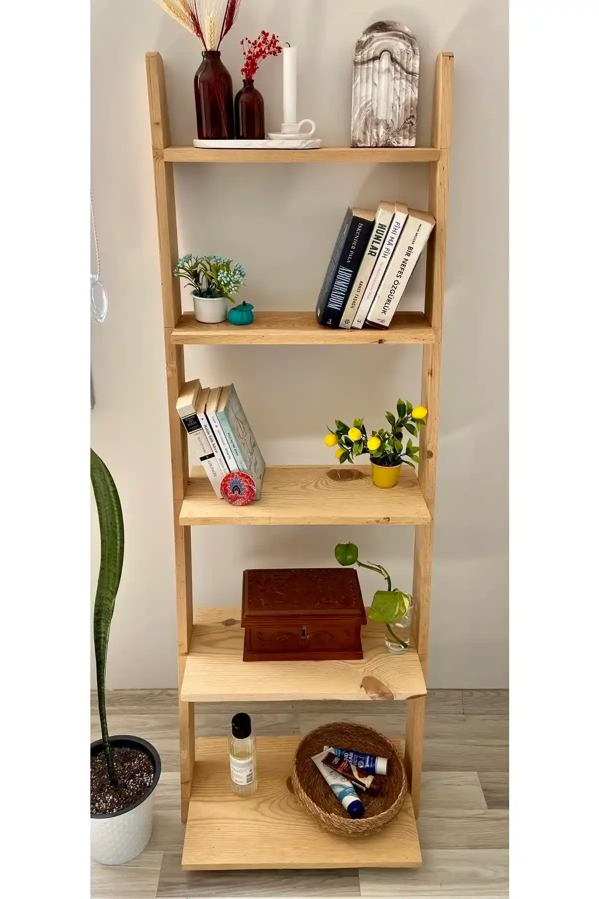 Ahşap Merdiven Rafları: Estetik ve Fonksiyonelliği Bir Arada Sunan Çözüm