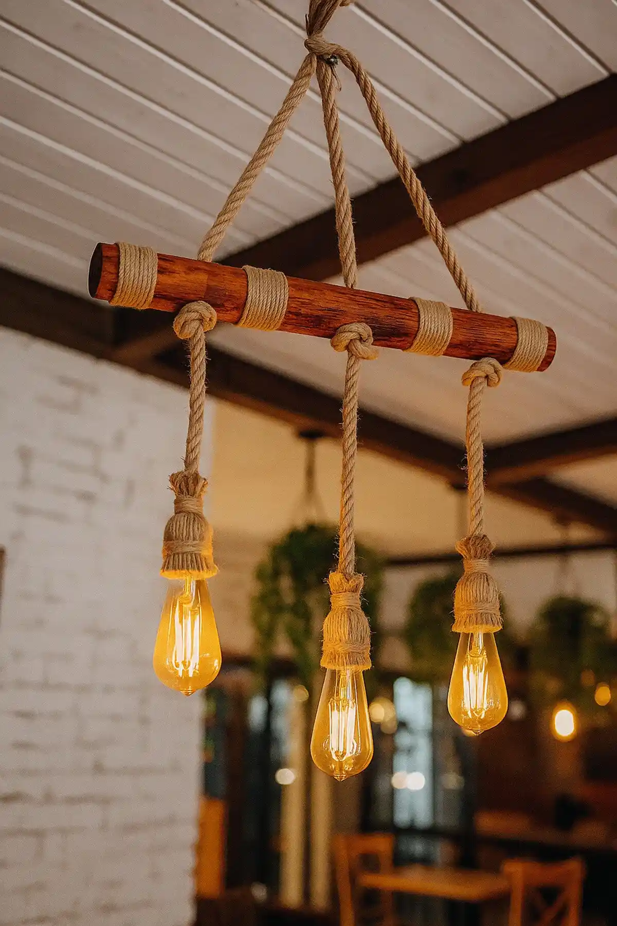 Ahşap ve Halat Rustik Aydınlatma: Doğallık ve Sıcaklık Sunan Tasarım Seçenekleri